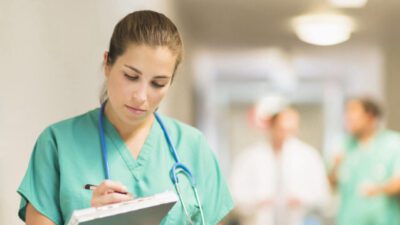 Bir eğitim ve araştırma hastanesinde septik müdahale biriminde çalışan hemşire,