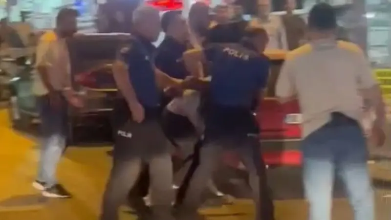 Ankara’nın Keçiören ilçesinde sokakta kesici aletlerle çevreye tehditler savuran iki