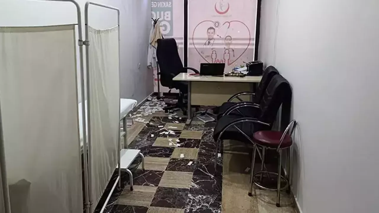 Mardin’de Aile Hekimine Saldırı: Sıra Numarası Tartışması Yumruklu Kavgaya Dönüştü Mardin’de Aile Hekimine Saldırı: Sıra Numarası Tartışması Yumruklu Kavgaya Dönüştü