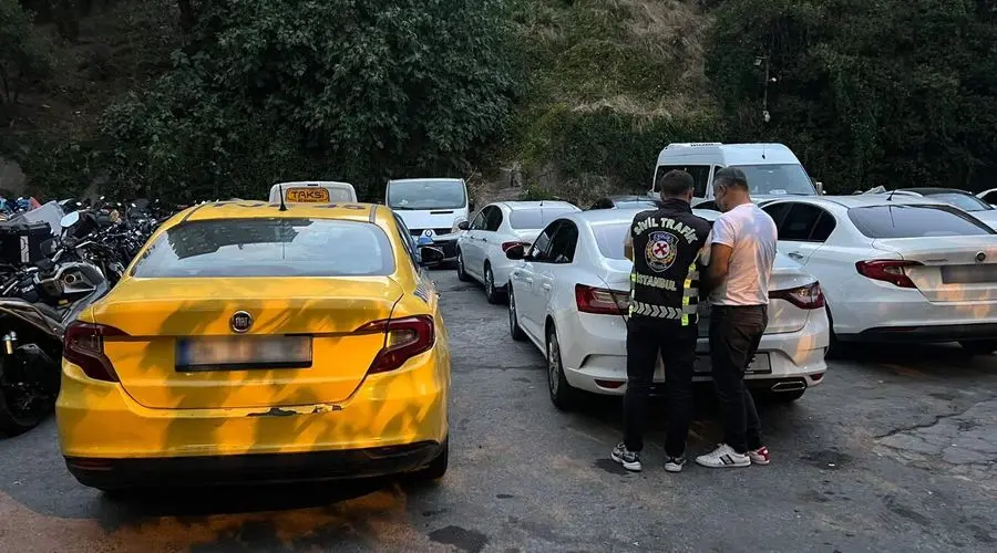 Beyoğlu’nda Taksim İlk Yardım Hastanesi’nin ambulans çıkışını taksisiyle kapatıp alışverişe