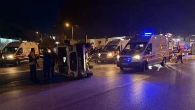 Tokat’ta vakaya müdahaleye giden ambulans, kavşakta cip ile çarpışarak devrildi.