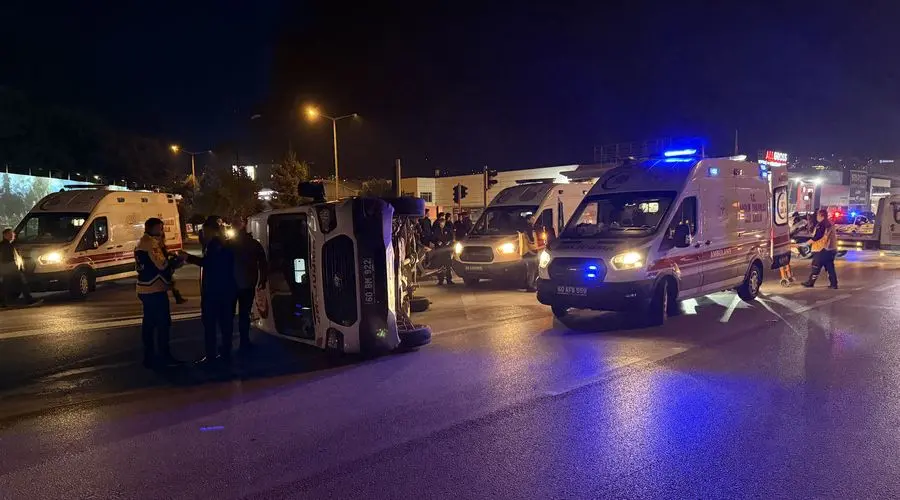 Tokat’ta vakaya müdahaleye giden ambulans, kavşakta cip ile çarpışarak devrildi.