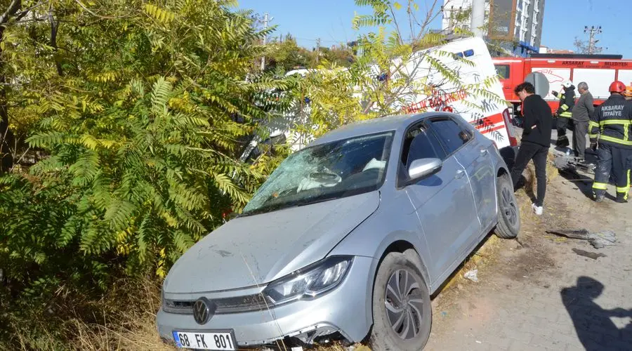 Aksaray’da zincirleme kazada yaralanan anne ve oğlunu taşıyan ambulans, hastaneye