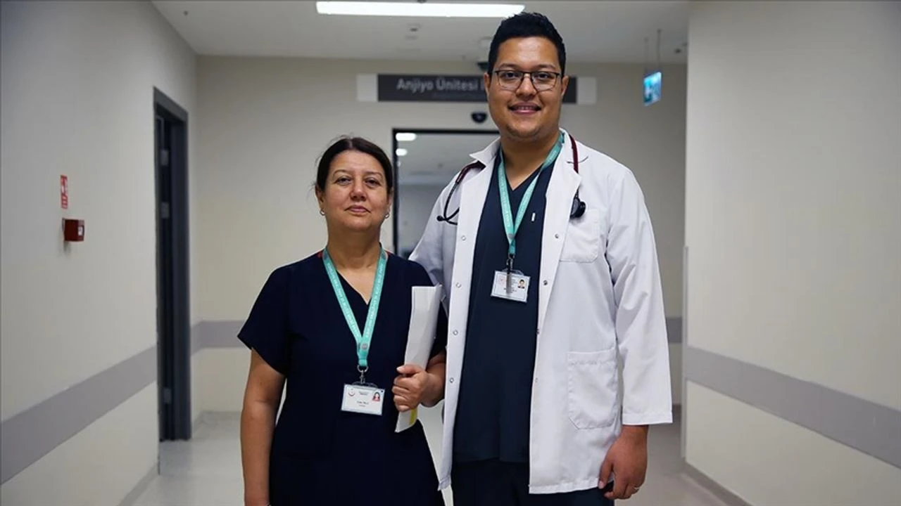 Aynı Serviste Görev Yapan Anne ve Oğul: “Biz Gerçekten İş Yerinde Bir Aileyiz” Aynı Serviste Görev Yapan Anne ve Oğul: “Biz Gerçekten İş Yerinde Bir Aileyiz”