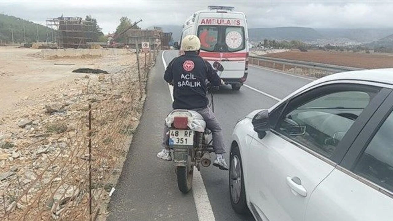 Muğla’da Örnek Davranış: Kazazedeyi Ambulans, Motosikletini Sağlık Personeli Götürdü Muğla’da Örnek Davranış: Kazazedeyi Ambulans, Motosikletini Sağlık Personeli Götürdü