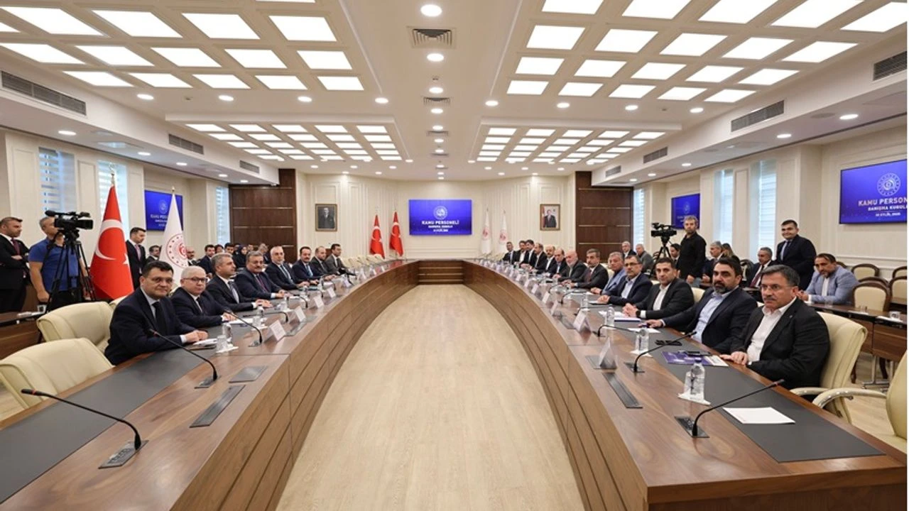 Memur-İşçi Maaş Farkı Hükümete Taşındı: “Aynı İşe Farklı Ücret” Tepkisi Artıyor Memur-İşçi Maaş Farkı Hükümete Taşındı: “Aynı İşe Farklı Ücret” Tepkisi Artıyor