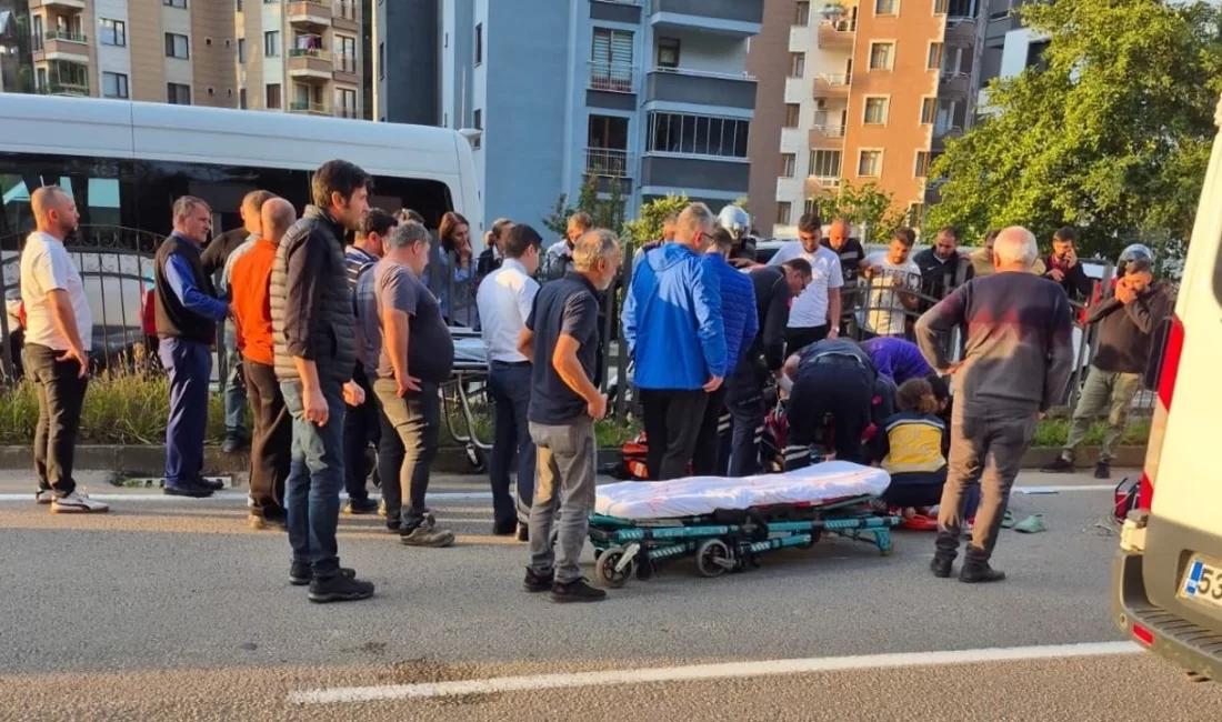 Rize’de görev dönüşü ambulanstan inerek yolun karşısına geçmek isteyen paramedik,