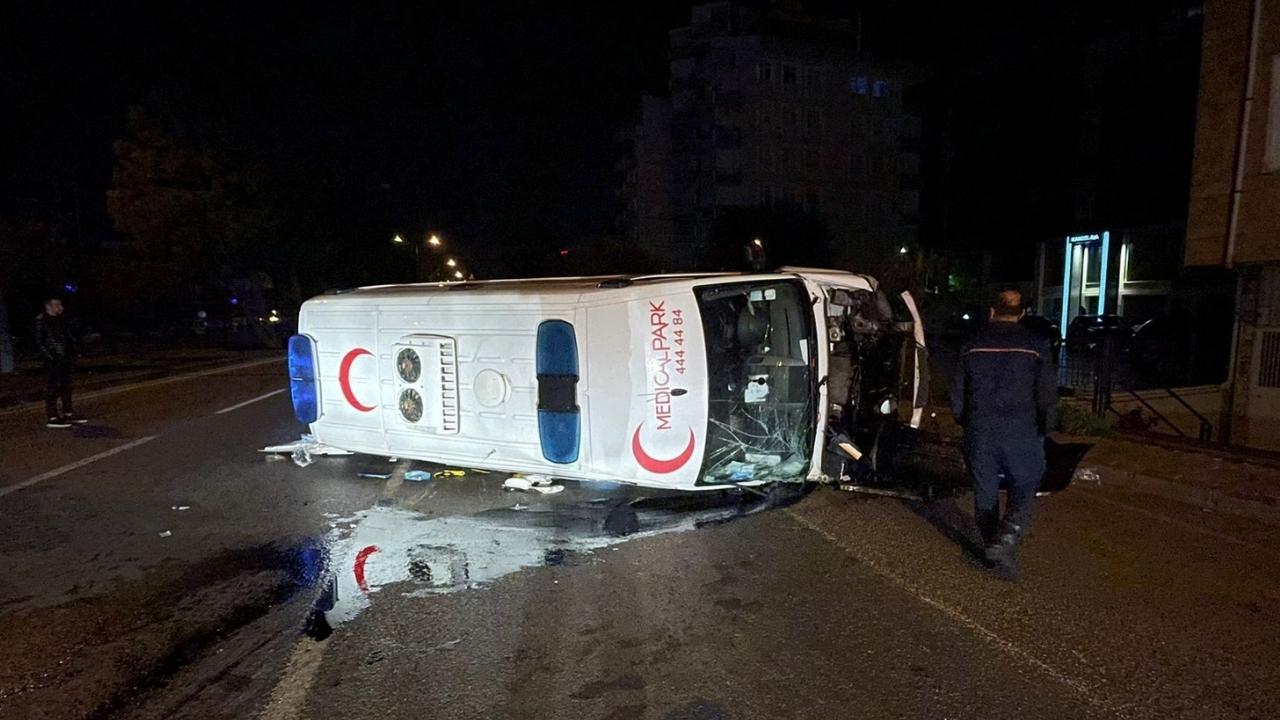 Otomobil Ambulansa Çarptı: 3’ü Sağlık Çalışanı 5 Kişi Yaralandı