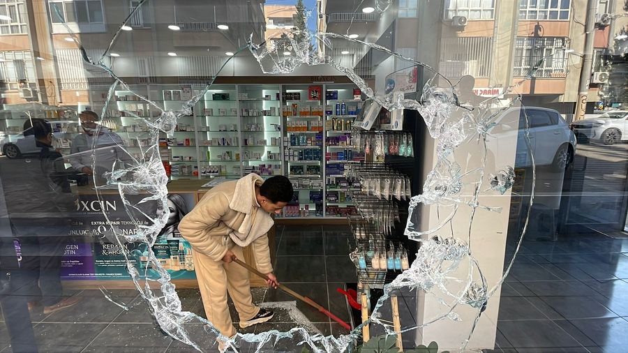 Şanlıurfa’nın Veysel Karani Mahallesi’nde bir eczane, gece geç saatlerde kimliği