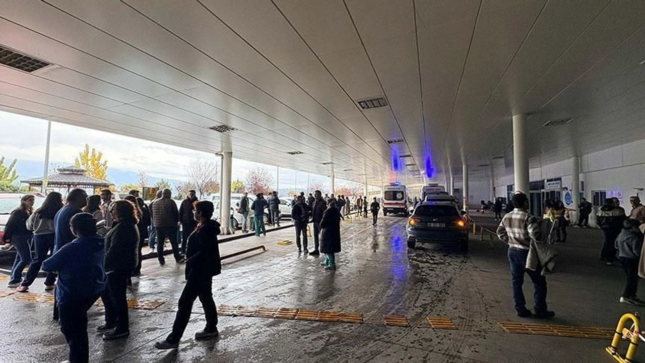 Eğitim ve Araştırma Hastanesi’nde Kimyasal Alarm! Ameliyathanede Dökülen Madde Panik Yarattı Eğitim ve Araştırma Hastanesi’nde Kimyasal Alarm! Ameliyathanede Dökülen Madde Panik Yarattı