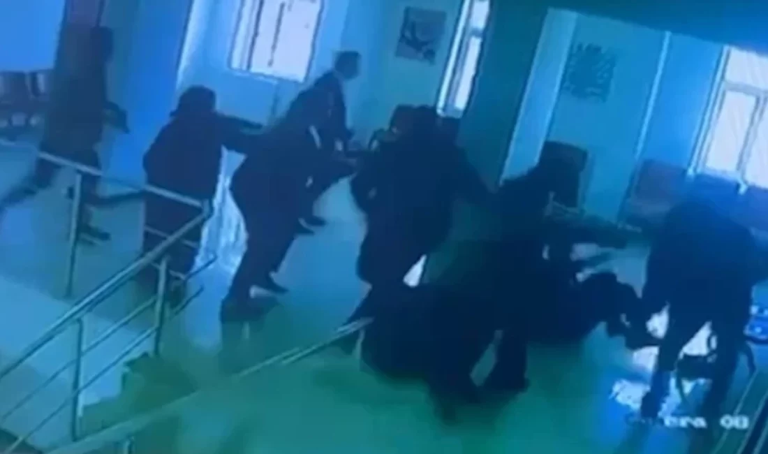 Şanlıurfa’nın Akçakale ilçesinde, kan tahlili sırasında damar yolu bulunamayınca öfkelenen