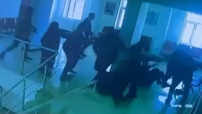 Şanlıurfa’nın Akçakale ilçesinde, kan tahlili sırasında damar yolu bulunamayınca öfkelenen