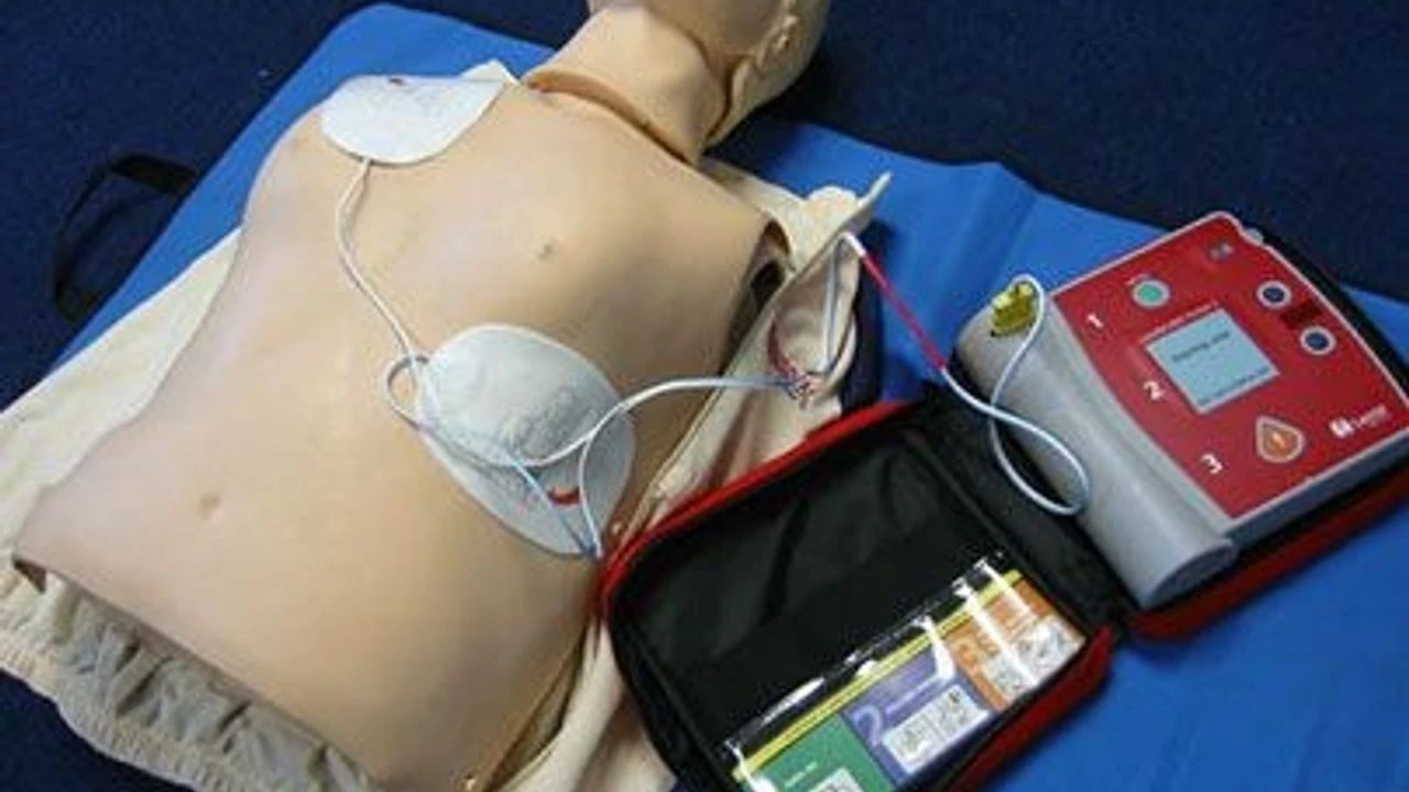 Kalabalık Alanlarda Hayat Kurtaracak Adım: Şok Cihazı Zorunluluğu Geliyor Kalabalık Alanlarda Hayat Kurtaracak Adım: Şok Cihazı Zorunluluğu Geliyor