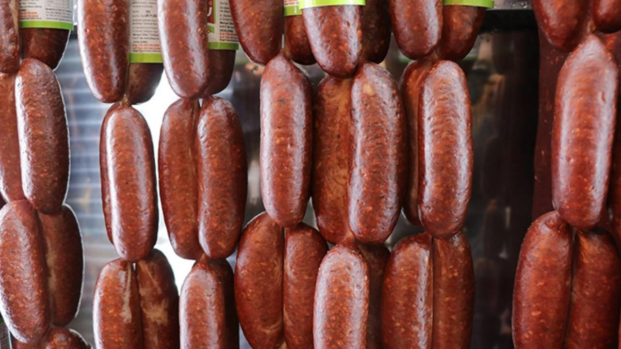 Bakanlık 11 Sucuk Markasını İfşa Etti: Etiket Başka, İçerik Başka! Bakanlık 11 Sucuk Markasını İfşa Etti: Etiket Başka, İçerik Başka!