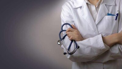 Antalya’nın Alanya ilçesinde sahte doktor skandalı büyüyor. Kendini doktor olarak