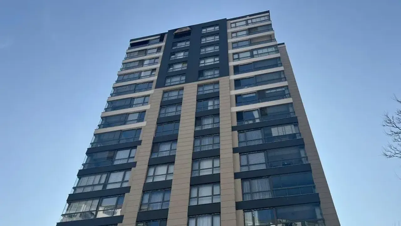 15 Katlı Binada Korkunç Yangın: Sağlık Personeli Hayatını Kaybetti