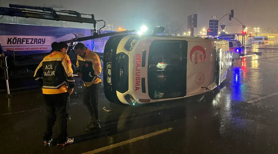 Kocaeli’nin İzmit ilçesinde hasta taşıyan bir ambulansın minibüsle çarpışarak devrilmesi