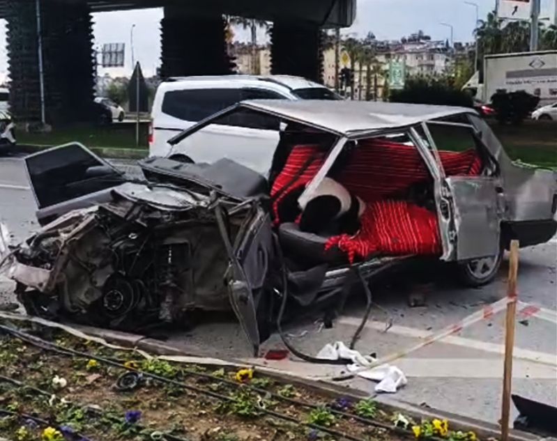 Antalya’nın Manavgat ilçesinde ambulansa yol vermek isteyen bir sürücünün kırmızı