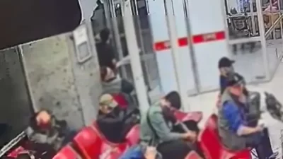 Beyoğlu’nda bir hastanenin bekleme salonunda sıra beklerken uyuya kalan bir