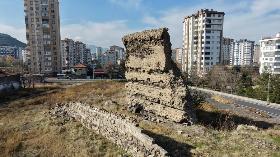 Kayseri’de Aziz Basileios tarafından 368-373 yılları arasında inşa ettirildiği değerlendirilen
