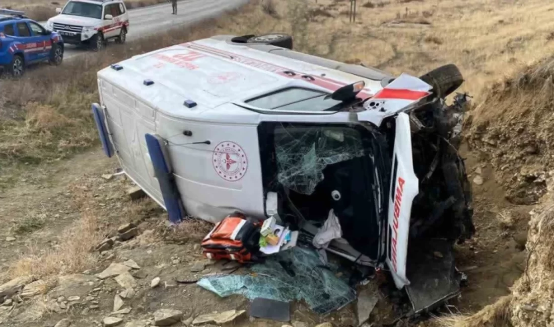 Muş’ta hastaneden dönüş yapan bir ambulansın devrilmesi sonucu üç sağlık