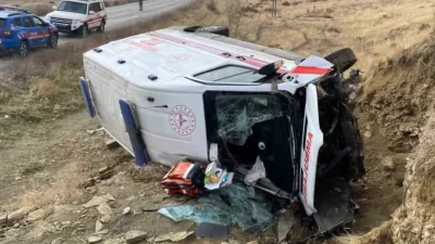 Muş’ta hastaneden dönüş yapan bir ambulansın devrilmesi sonucu üç sağlık