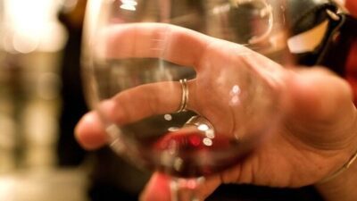 Alkol tüketiminin insan sağlığı üzerindeki etkileri uzun süredir tartışılırken, Dünya