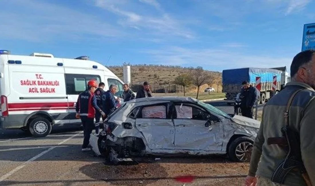 Mardin-Diyarbakır karayolunda meydana gelen trafik kazası, sağlık camiasını yasa boğdu.