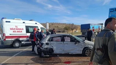Mardin-Diyarbakır karayolunda meydana gelen trafik kazası, sağlık camiasını yasa boğdu.