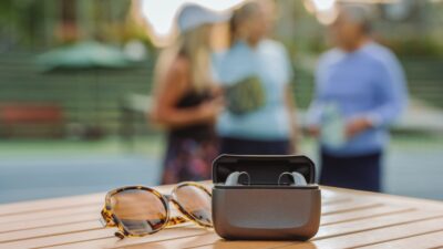 İşitme cihazı seçimi, yalnızca bir ürün tercihi değil; yaşam kalitesini