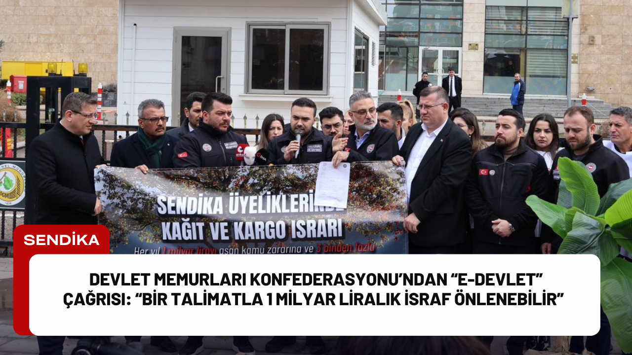 Devlet Memurları Konfederasyonu’ndan “E-Devlet” Çağrısı: “Bir Talimatla 1 Milyar Liralık İsraf Önlenebilir” Devlet Memurları Konfederasyonu, sendika üyeliklerinde kağıt form ve kargo zorunluluğunun sürdürülmesine karşı Orman Genel Müdürlüğü önünde dikkat çeken bir basın açıklaması gerçekleştirdi. Açıklamayı Konfederasyon Genel Başkan Yardımcısı Furkan Ali Çiftçioğlu yaptı. Eylemde, kağıt israfına dikkat çekmek amacıyla temsili ağaç kesimi mizanseni yapıldı. “Her yıl kesilen binlerce ağacın sembolü” olarak gerçekleştirilen mizansen, kamuoyunun dikkatini dijital dönüşüm eksikliğinin çevresel ve ekonomik maliyetine çekti. “Taş Devri Bürokrasi Doğaya Zarar Veriyor” Çiftçioğlu, konuşmasında kamu çalışanlarının sendika üyeliği ve istifası için halen üç nüsha form doldurmak zorunda bırakıldığını, bu belgelerin sendika genel merkezlerine kargolandığını belirtti. Türkiye’de 4 milyonu aşkın kamu görevlisinin bulunduğunu hatırlatan Çiftçioğlu, şu verileri paylaştı: • Yıllık 1 milyar lirayı aşan kargo maliyeti, • Yıllık 20 milyonu aşkın kağıt tüketimi, • Her yıl 3 binden fazla yetişkin ağacın kesilmesi, • Tonlarca karbon salımı ve ciddi su israfı. Konfederasyon, kamu çalışanlarının yalnızca yarısının yılda bir kez sendika değiştirmesi halinde dahi yüz milyonlarca liralık kamu zararının ortaya çıktığını vurguladı. “İşçi ve Siyasi Partilere Var, Memura Yok” Açıklamada, işçi sendikalarının 2013’ten, siyasi partilerin ise 2019’dan bu yana e-Devlet üzerinden üyelik alabildiği hatırlatılarak, memurlar için aynı entegrasyonun hâlâ açılmamasının kabul edilemez olduğu ifade edildi. Çiftçioğlu, mevcut uygulamanın yalnızca ekonomik değil, sendikal özgürlük açısından da sorunlu olduğunu belirterek, fiziksel evrak sürecinin kamu çalışanları üzerinde baskı ve bürokratik tahakküm oluşturduğunu savundu. “Tek Bir Talimat Yeter” Konfederasyon, çözümün basit olduğunu vurgulayarak sendika üyelik ve istifa işlemlerinin e-Devlet sistemi üzerinden yapılmasını talep etti. Açıklamada, “Tek bir idari talimatla hem kamu bütçesinde 1 milyar liranın kalabileceği hem de milyonlarca kağıt israfının önlenebileceği” ifade edildi. Çevresel Vurgu Öne Çıktı Orman Genel Müdürlüğü önünde yapılan açıklamada, “Türkiye Yüzyılı doğayla barışık bir iradeyle yazılır” mesajı verildi. Konfederasyon yetkilileri, mücadelenin yalnızca sendikal bir hak meselesi değil; aynı zamanda çevre, kamu tasarrufu ve şeffaflık meselesi olduğunu belirtti. Basın açıklaması, “E-Devlet’i açın, israfı kesin, ormanları kurtarın” çağrısıyla sona erdi.