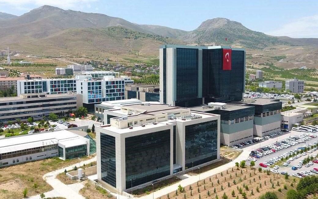 i̇nönü üniversitesi turgut özal tıp merkezi’nde çalışan sağlık personeli, ağır