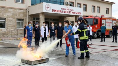 Sungurlu Devlet Hastanesi’nde Yangın Güvenliği Seferberliği: Kapsamlı Eğitim ve Tatbikatlarla