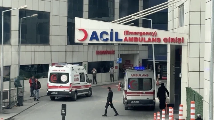 İstanbul Gaziosmanpaşa'da sabah saatlerinde göğsünden bıçaklanan Kudret Özcan (21), ambulansla