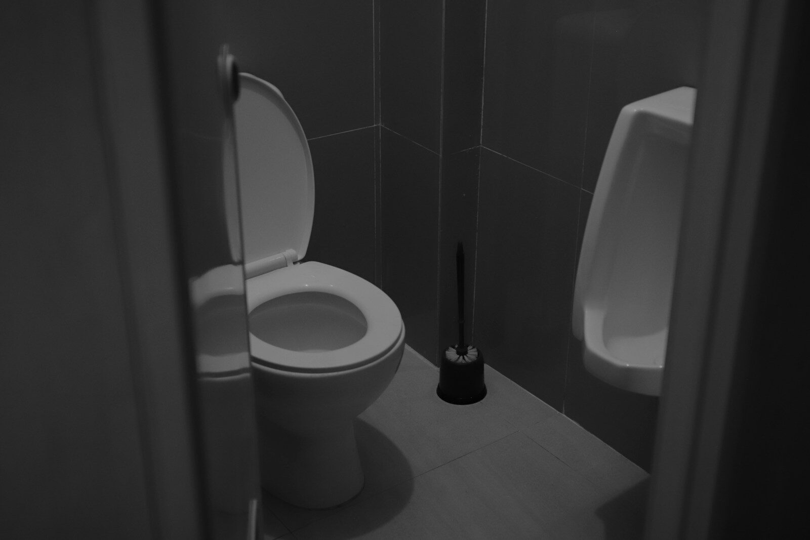 Telefonunuzu Tuvalete Götürüyor Musunuz? Uzmanlardan Çarpıcı Uyarı A white toilet sitting next to a urinal in a bathroom
