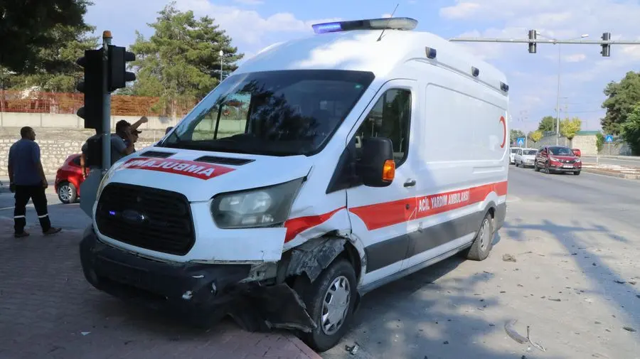 Burdur'da hasta sevki için görevlendirilen askeri ambulans ile iki otomobilin
