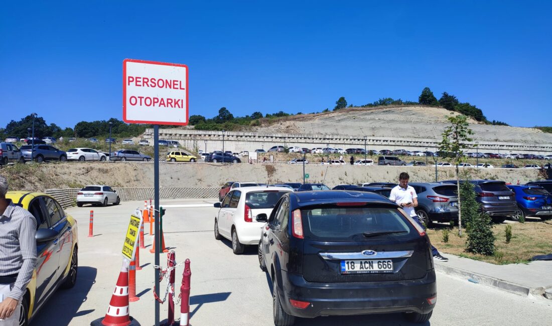 Bartın Devlet Hastanesi’nde, poliklinik girişinde yer alan personel otoparkının hastane