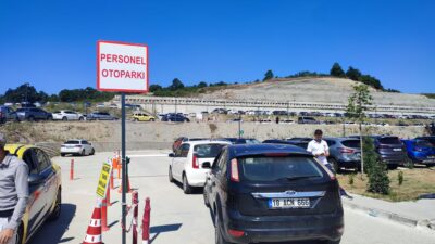 Bartın Devlet Hastanesi’nde, poliklinik girişinde yer alan personel otoparkının hastane