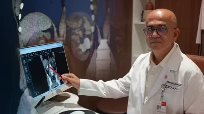 Üroloji Uzmanı Prof. Dr. Mustafa Suat Bolat, bir hastanın böbreğinde