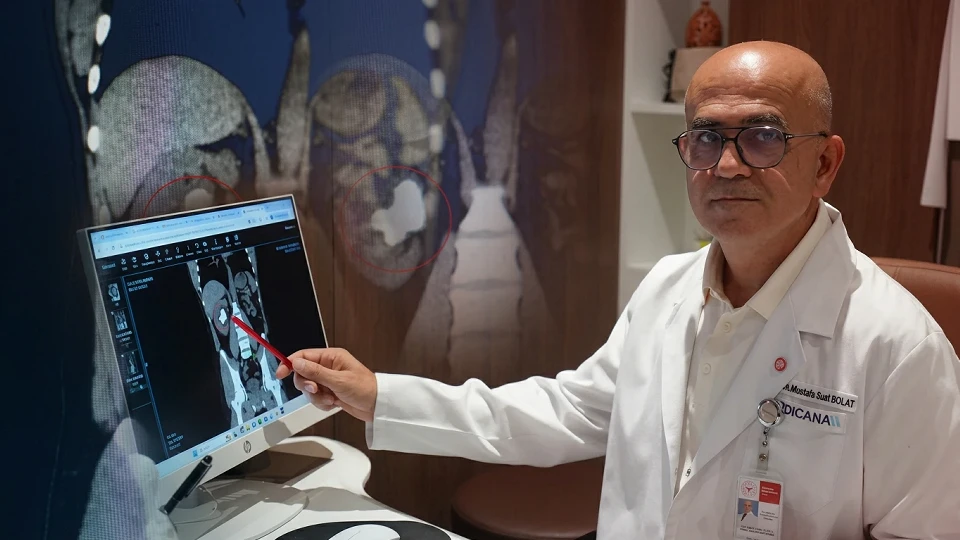 Üroloji Uzmanı Prof. Dr. Mustafa Suat Bolat, bir hastanın böbreğinde