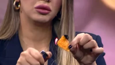 CNN Türk'te canlı yayında bir cips parçasının çakmakla tutuşturulması dikkat