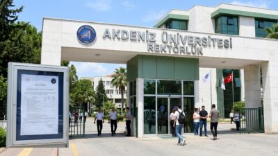 Akdeniz Üniversitesi, bünyesine 657 sayılı Devlet Memurları Kanunu’nun 4. maddesinin