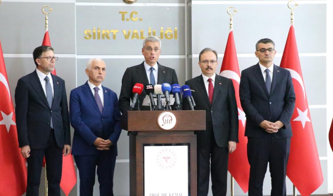 Sağlık Bakanı Kemal Memişoğlu, Siirt'teki ziyaretinde Türkiye'nin Kovid-19 sürecinde geliştirdiği